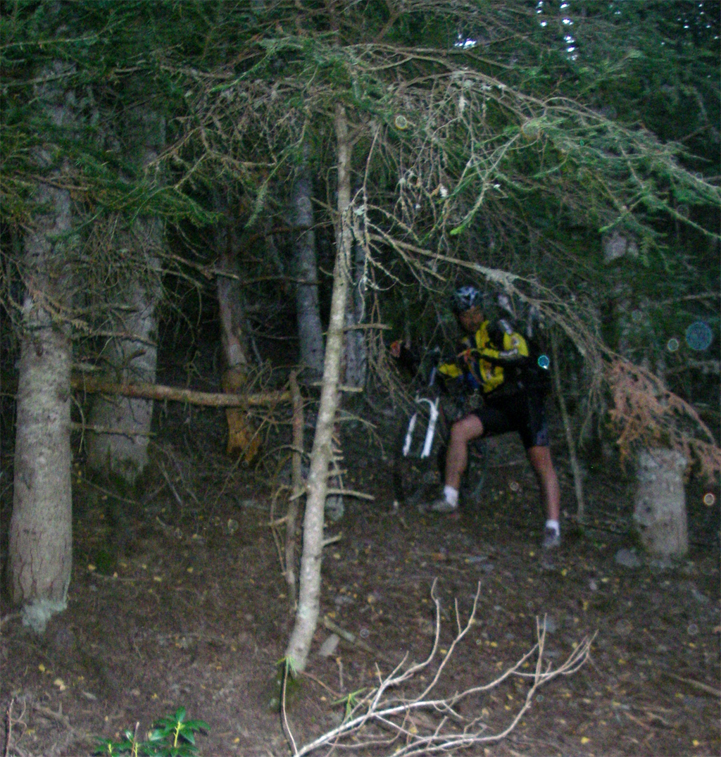 La traversée des Pyrénées en VTT Etape 10 Descente hors sentier vers Estaon