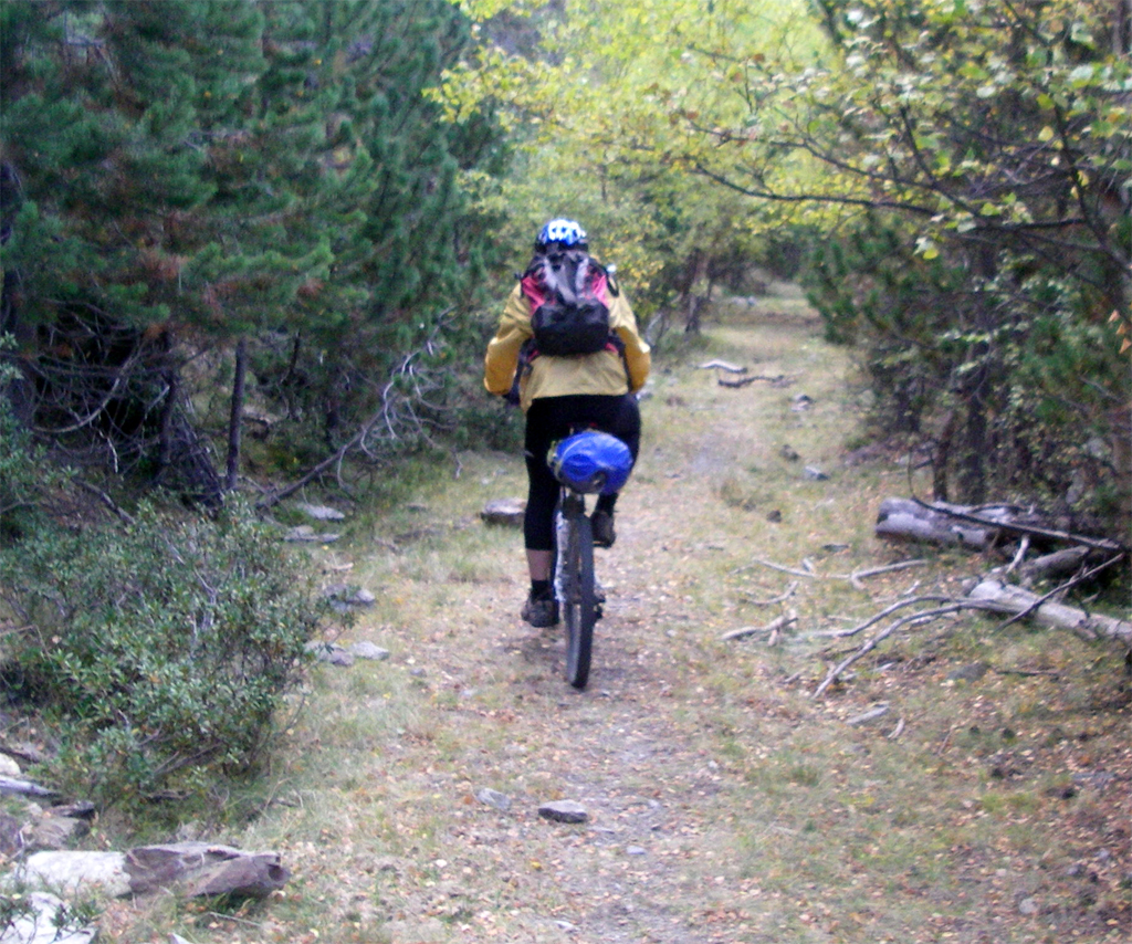 Traversée des Pyrénées en VTT Etape 10 Descente du col de Campirme