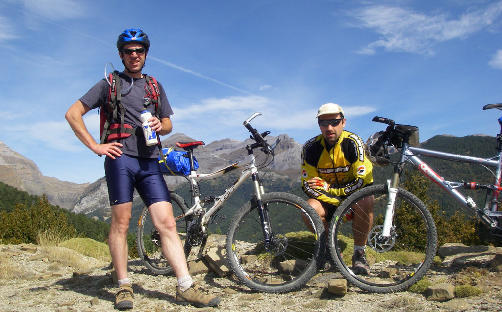 La traversée des Pyrénées en VTT - Etape 5: Pause au sommet du col de la piste de Garcipollera