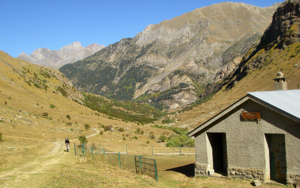 La traversée des Pyrénées en VTT - Etape 6 Remontée de la vallée vers le col de la Tendeñera