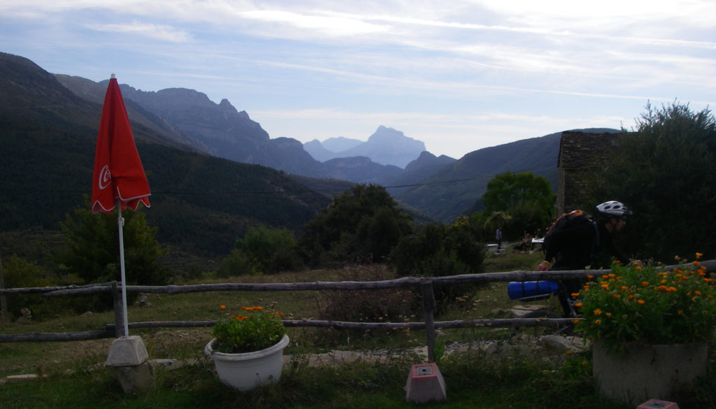 VTT traversée des Pyrénées - Etape 7: Vue sur la Peña Montañesa depuis le bar Las Eras à Fanlo