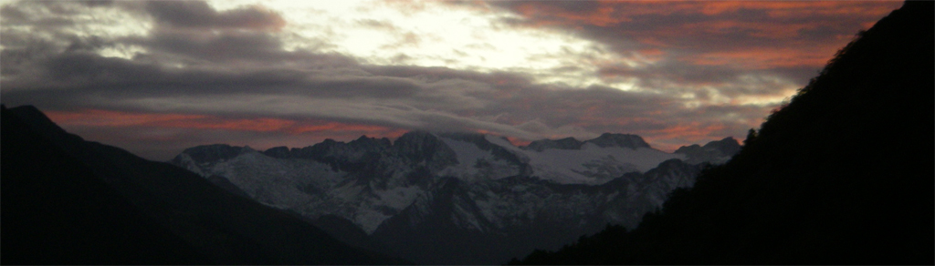 La traversée des Pyrénées en VTT Etape 9: Coucher de soleil sur le massif de L'aneto