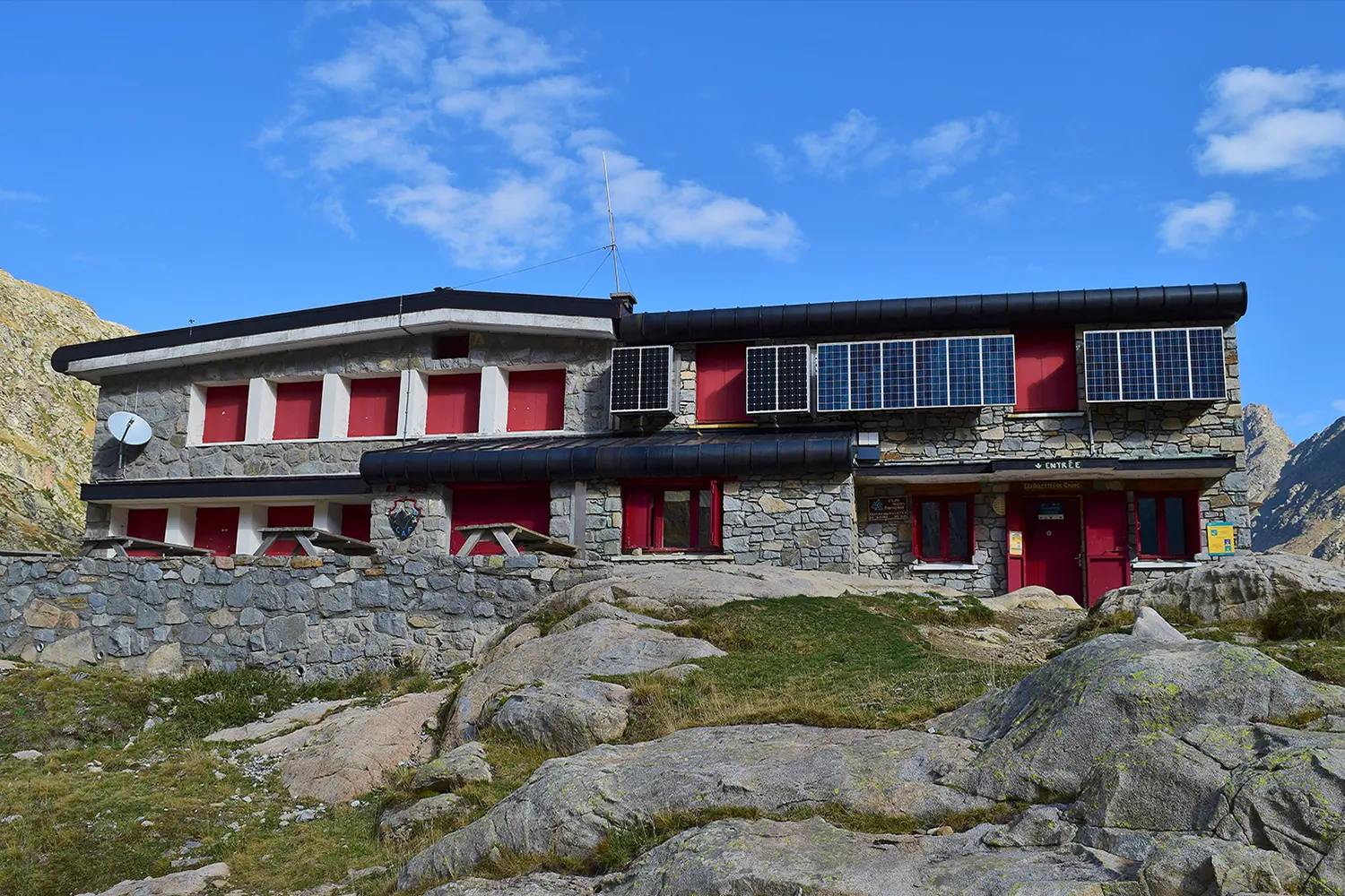 Les refuges des Pyrénées Françaises Les refuges des Pyrénées Françaises