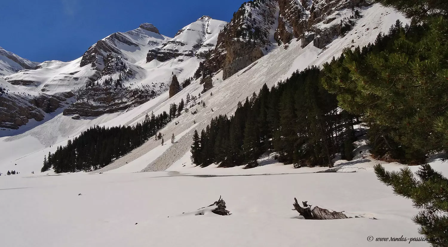 L'Ibón de Plan ou Basa de la Mora en hiver L'Ibón de Plan ou Basa de la Mora en hiver