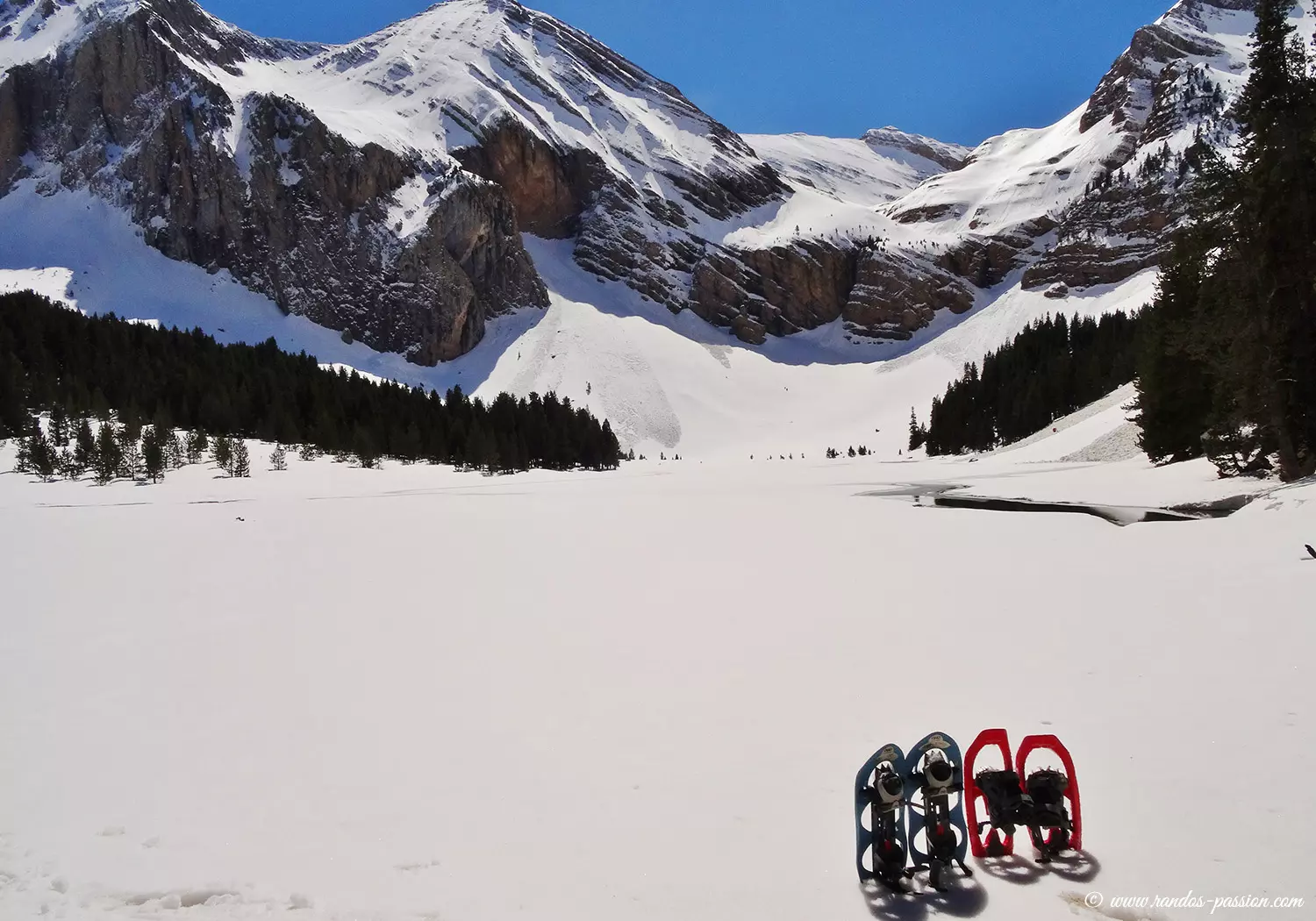 L'Ibón de Plan ou Basa de la Mora en hiver L'Ibón de Plan ou Basa de la Mora en hiver
