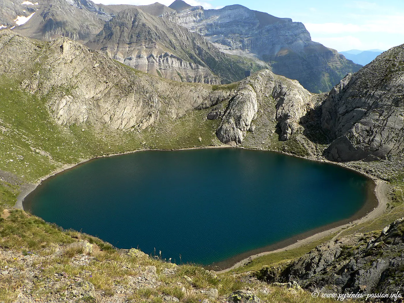 Le lac de la Bernatoire ou ibón de Bernatuara Le lac de la Bernatoire ou ibón de Bernatuara