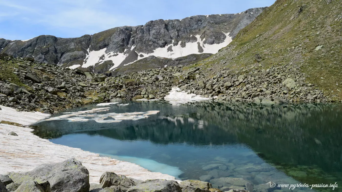 L'Estany de Botornas dans la Vall de Llauset L'Estany de Botornas dans la Vall de Llauset
